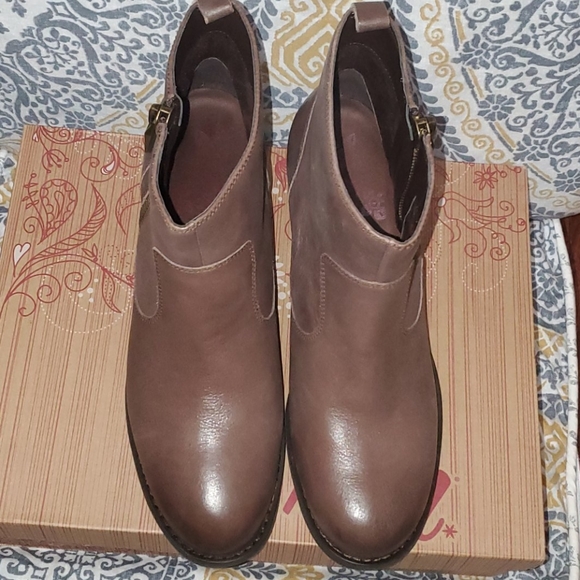 Tara M. Ankle Booties - Picture 3 of 4